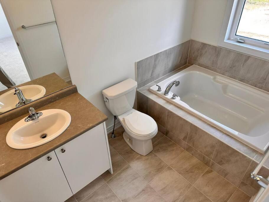 New 3-BR Home Near Niagara Falls with King Bed 75 Inch TV and Free Parking