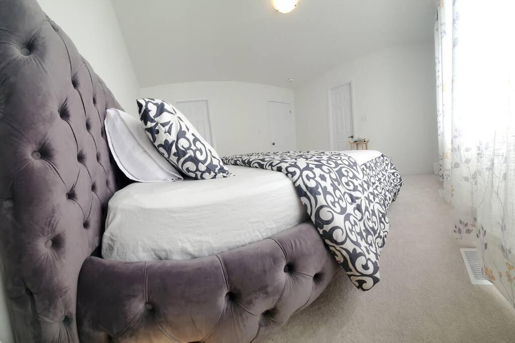New 3-BR Home Near Niagara Falls with King Bed 75 Inch TV and Free Parking