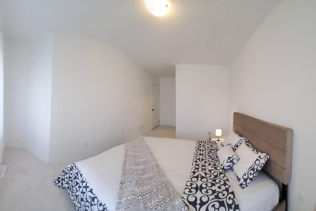 New 3-BR Home Near Niagara Falls with King Bed 75 Inch TV and Free Parking
