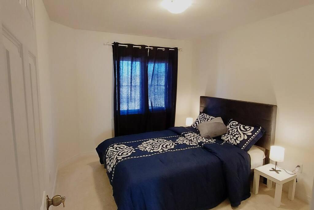 New 3-BR Home Near Niagara Falls with King Bed 75 Inch TV and Free Parking