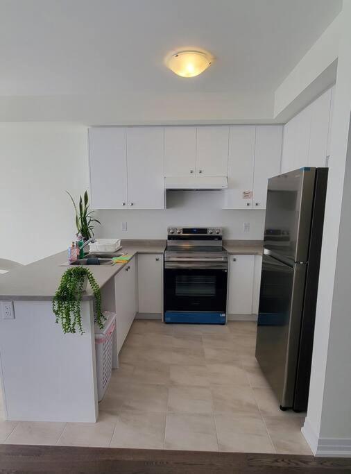 New 3-BR Home Near Niagara Falls with King Bed 75 Inch TV and Free Parking