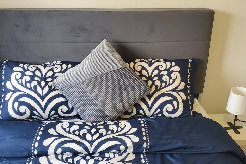 New 3-BR Home Near Niagara Falls with King Bed 75 Inch TV and Free Parking
