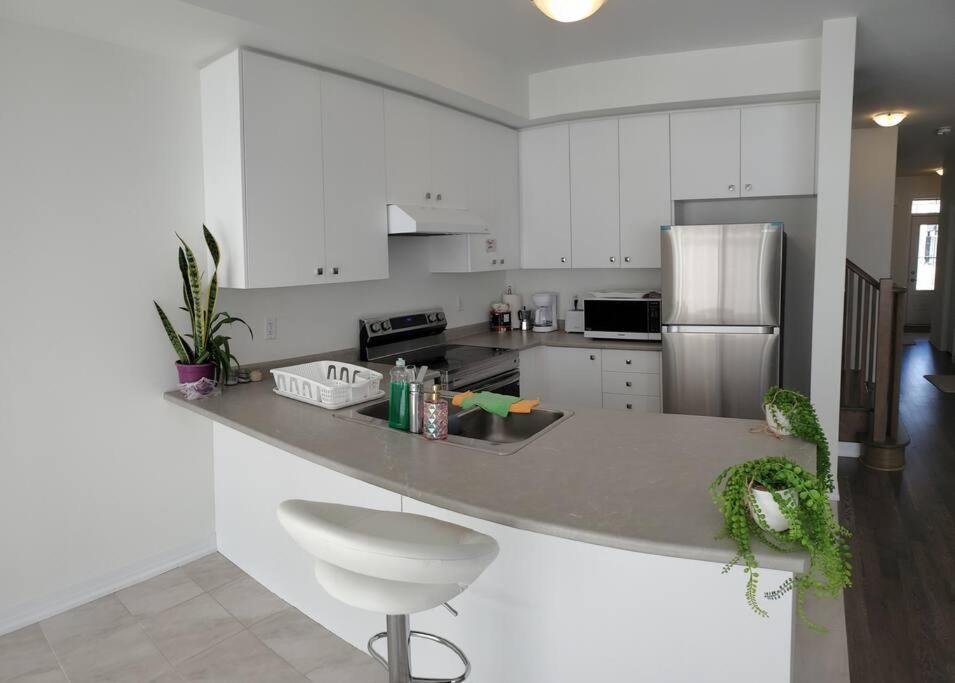 New 3-BR Home Near Niagara Falls with King Bed 75 Inch TV and Free Parking