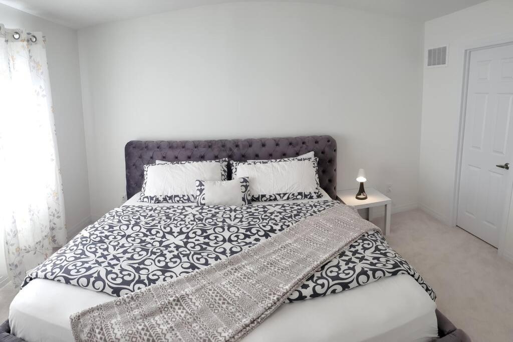 New 3-BR Home Near Niagara Falls with King Bed 75 Inch TV and Free Parking
