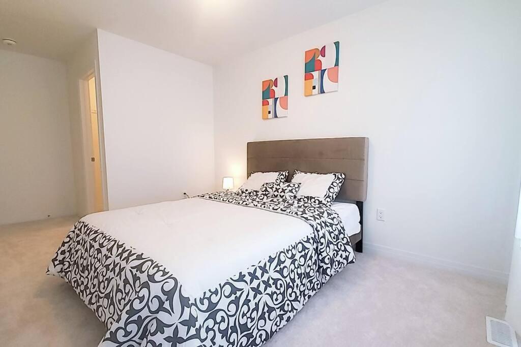 New 3-BR Home Near Niagara Falls with King Bed 75 Inch TV and Free Parking