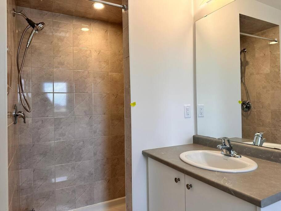 New 3-BR Home Near Niagara Falls with King Bed 75 Inch TV and Free Parking