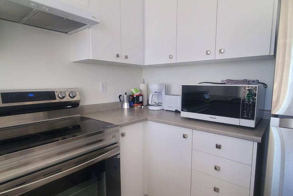 New 3-BR Home Near Niagara Falls with King Bed 75 Inch TV and Free Parking