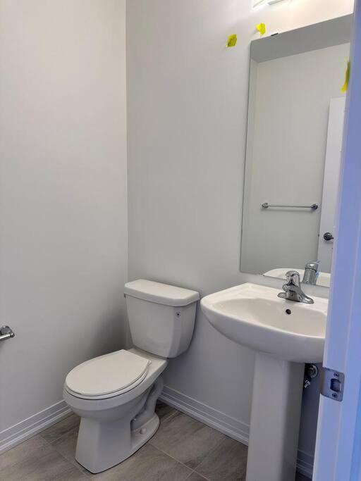 New 3-BR Home Near Niagara Falls with King Bed 75 Inch TV and Free Parking