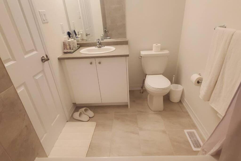 New 3-BR Home Near Niagara Falls with King Bed 75 Inch TV and Free Parking