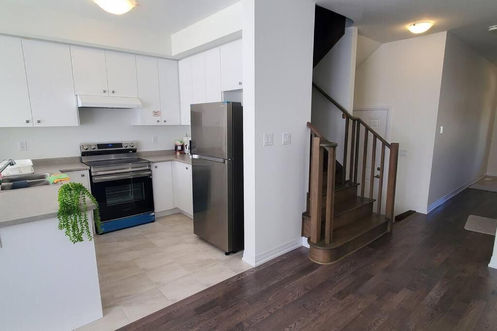 New 3-BR Home Near Niagara Falls with King Bed 75 Inch TV and Free Parking