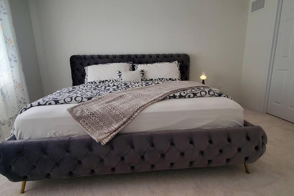 New 3-BR Home Near Niagara Falls with King Bed 75 Inch TV and Free Parking