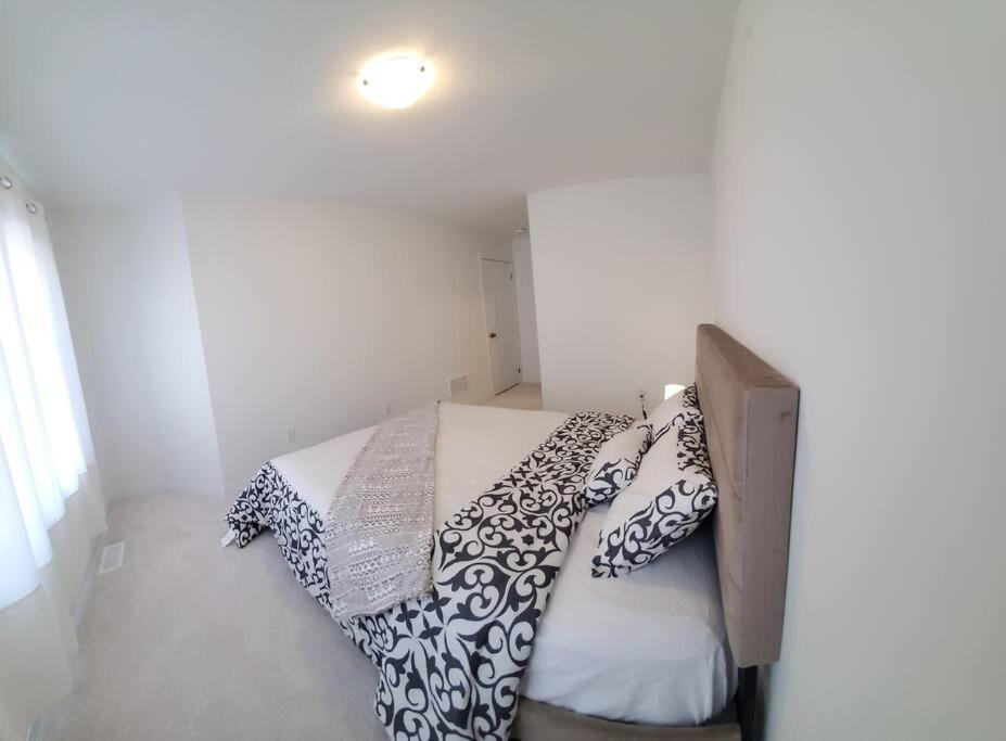 New 3-BR Home Near Niagara Falls with King Bed 75 Inch TV and Free Parking