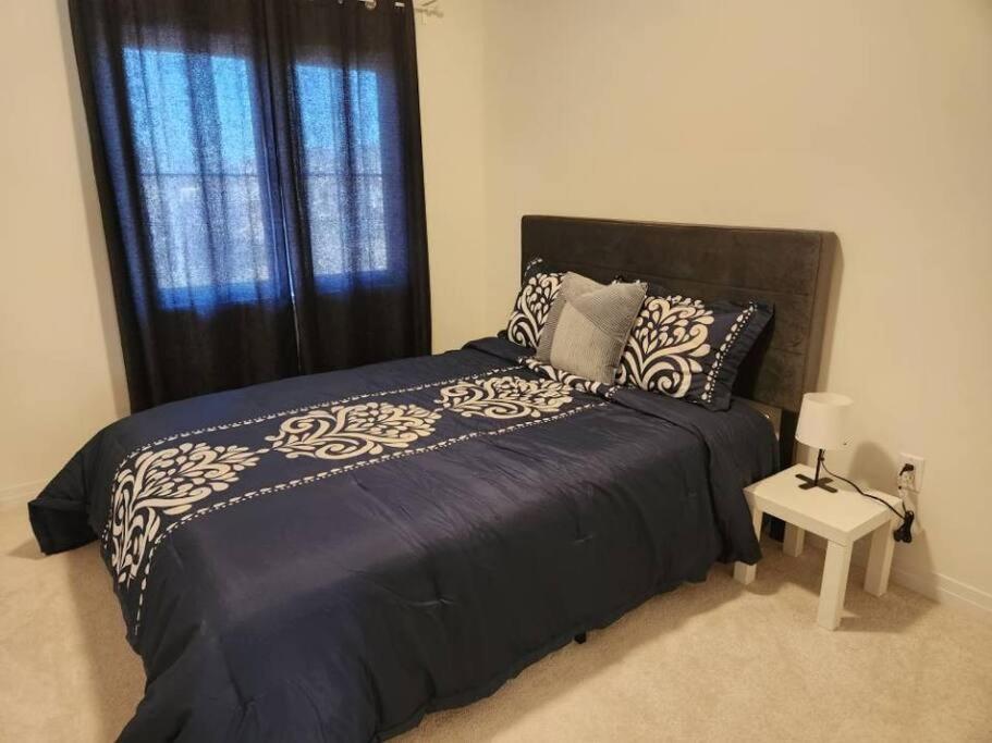 New 3-BR Home Near Niagara Falls with King Bed 75 Inch TV and Free Parking