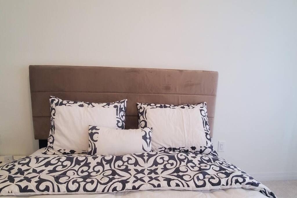 New 3-BR Home Near Niagara Falls with King Bed 75 Inch TV and Free Parking
