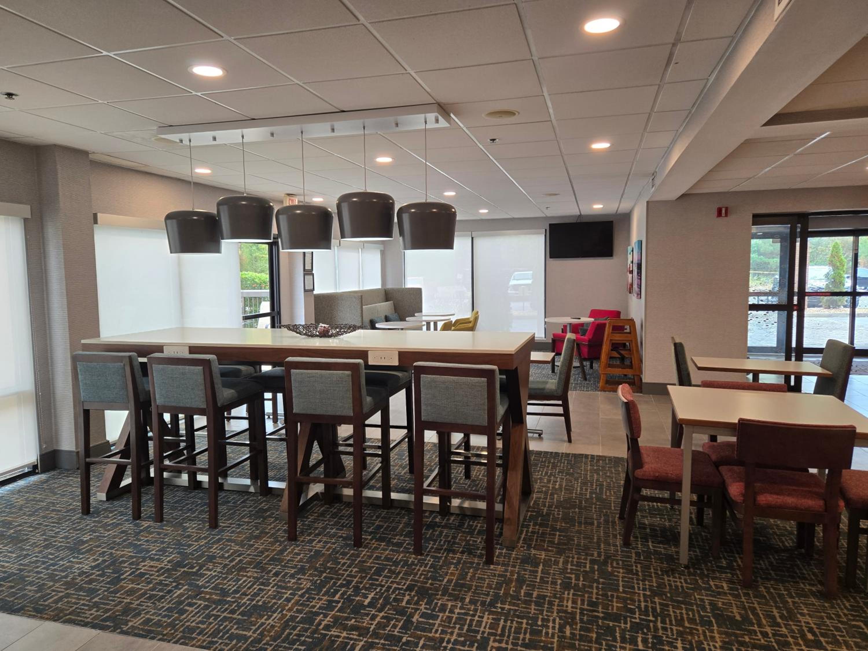 Commerce Vacations - Hampton Inn Commerce - Property Image 8
