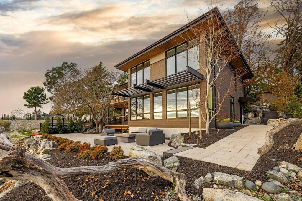Oakmere House on Portage Inlet