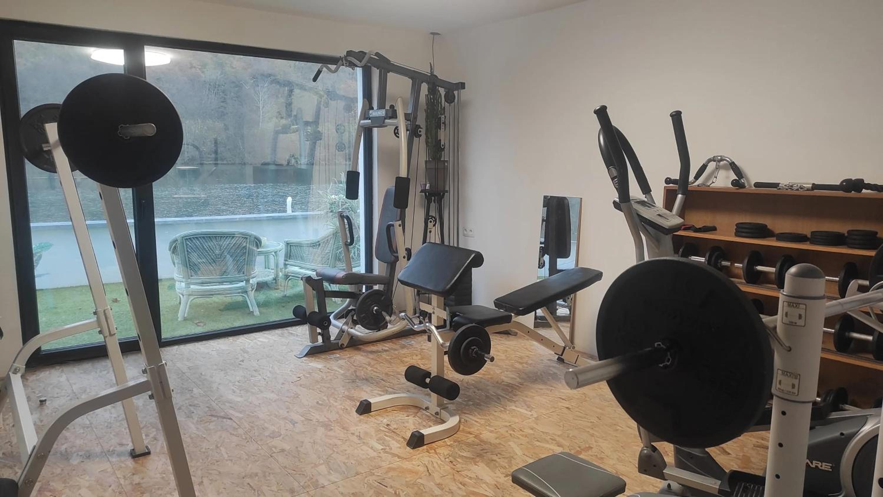 Charming Riverside House with Jacuzzi and Gym