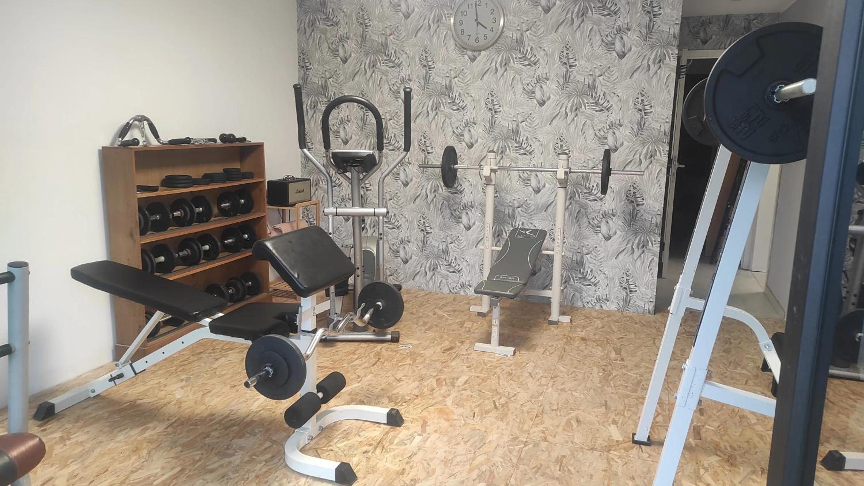 Charming Riverside House with Jacuzzi and Gym