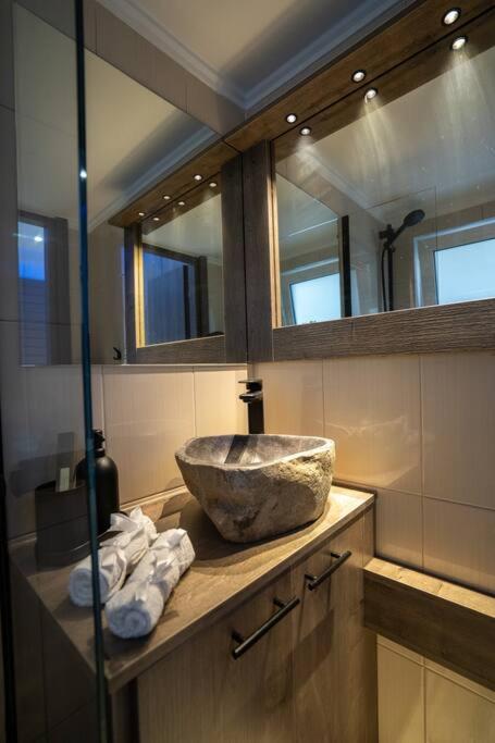 V Suites - Apts & Spa photo 4