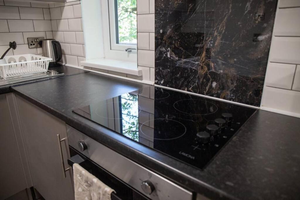 Modern 1-Bedroom Near Leeds Arena w Free Parking view 2