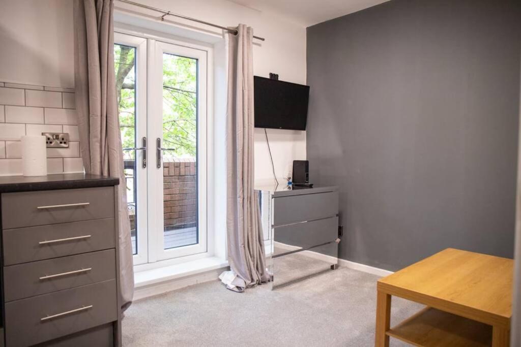 Modern 1-Bedroom Near Leeds Arena w Free Parking view 3