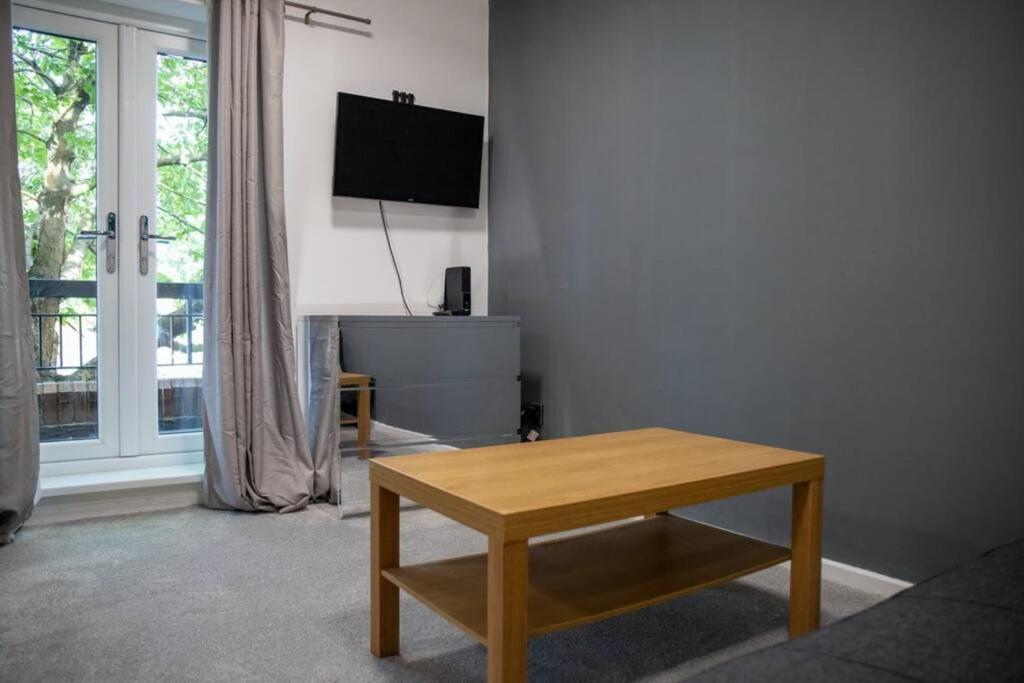 Modern 1-Bedroom Near Leeds Arena w Free Parking view 4