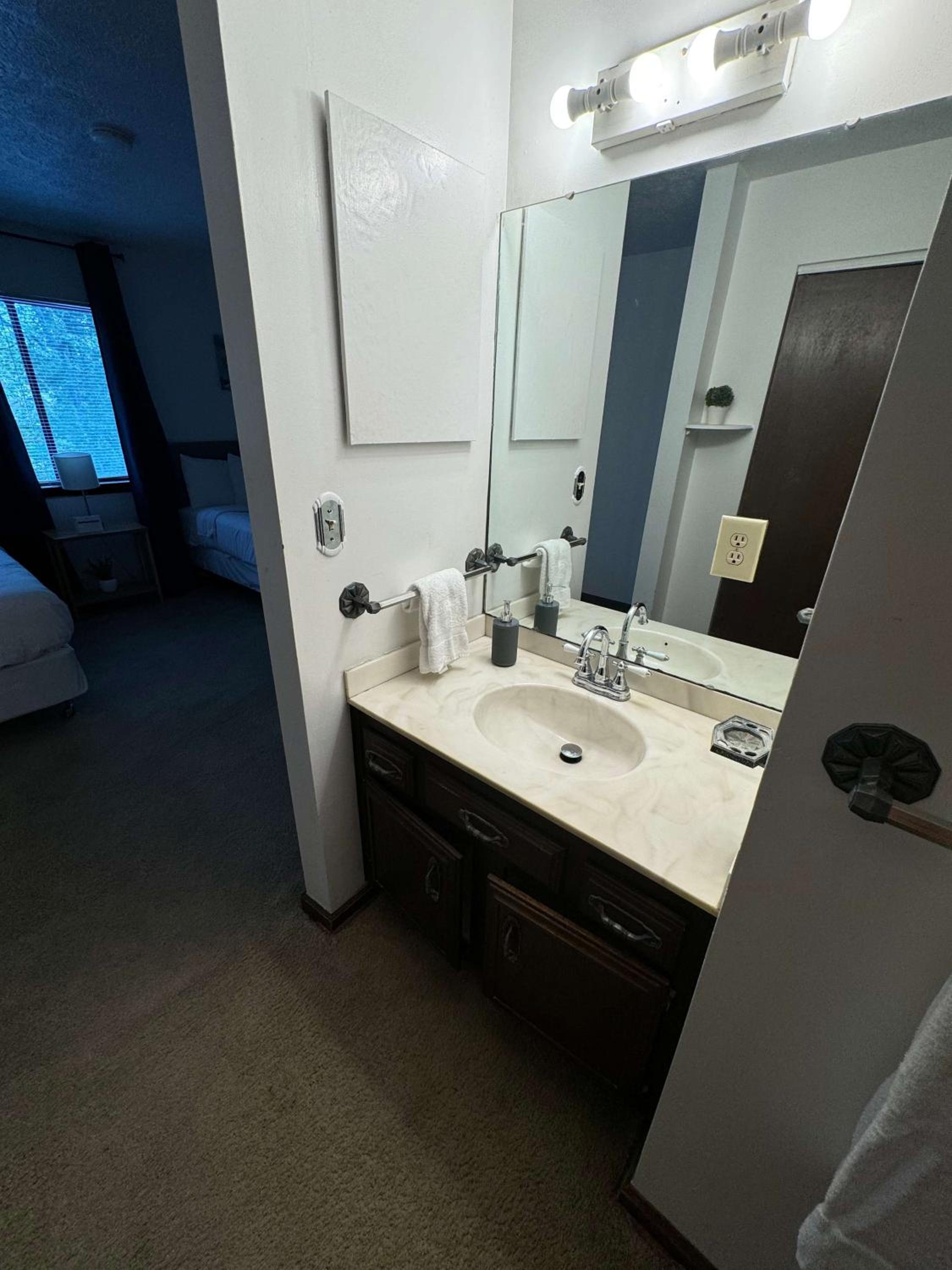 Montgomery Vacations - Near Hospital  Dining- Merry on Moorcroft - Property Image 21