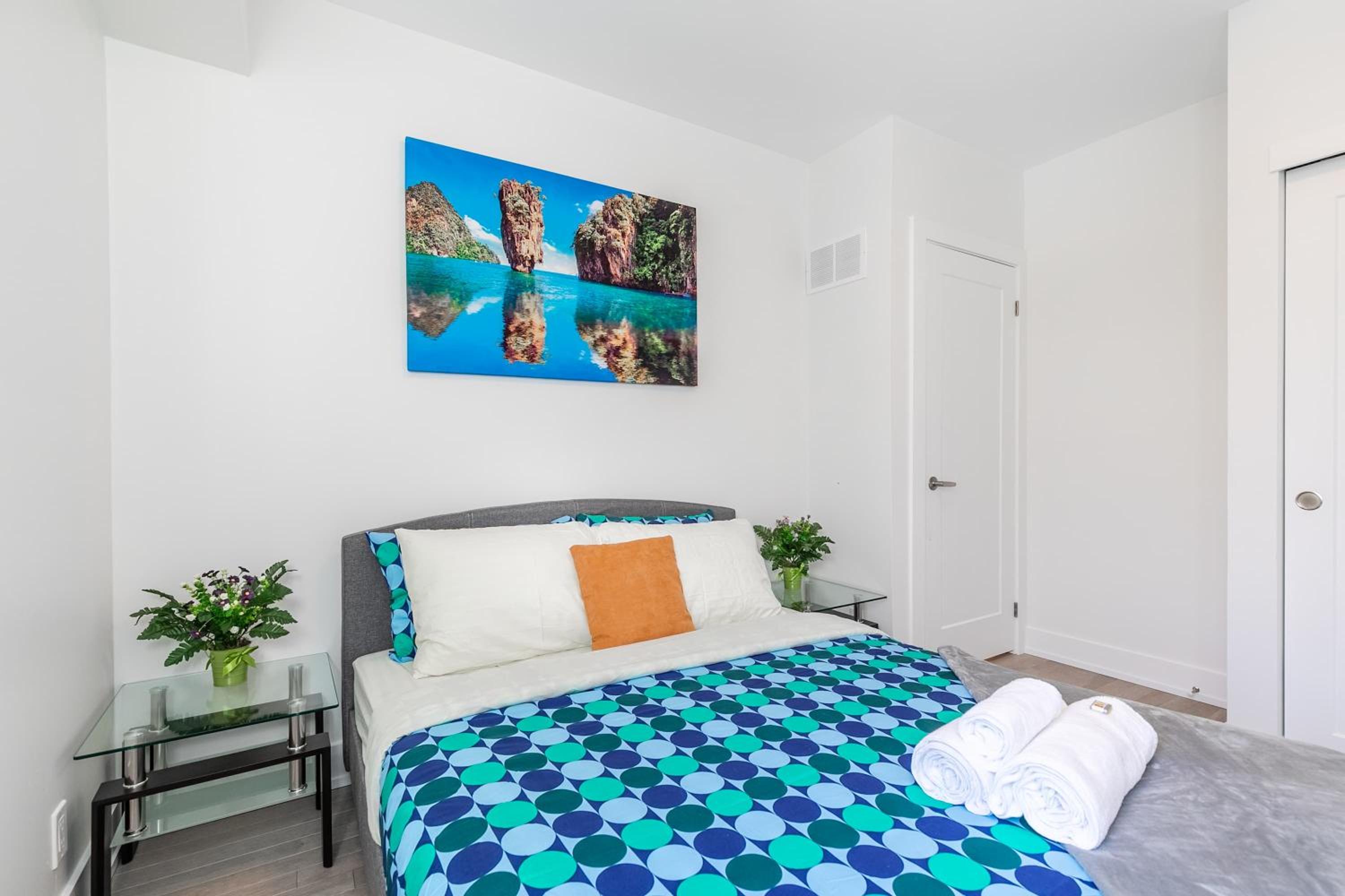 Large 3BR Apartment Steps from High Park
