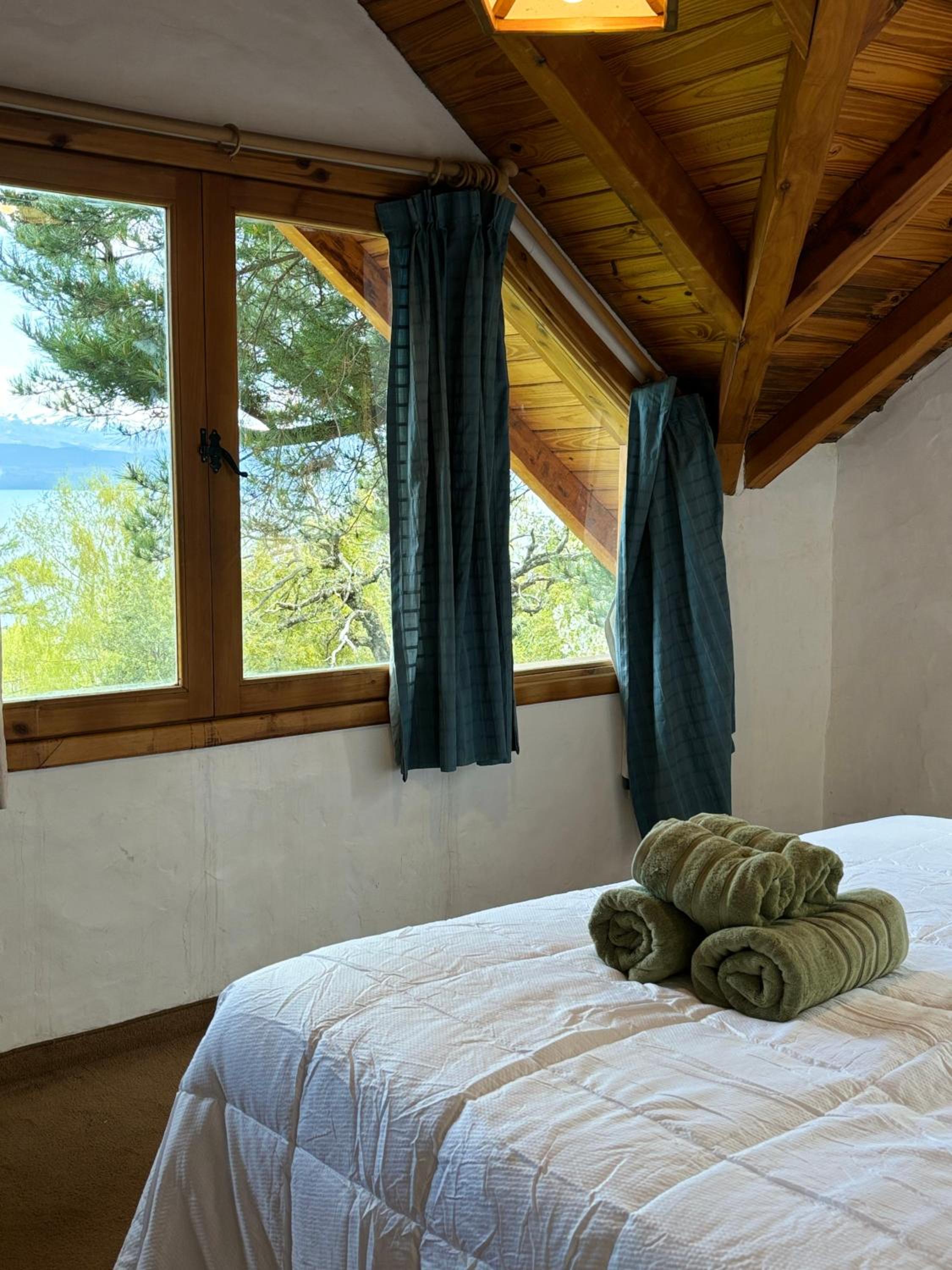 CASA de MONTAÑA CON VISTA AL LAGO