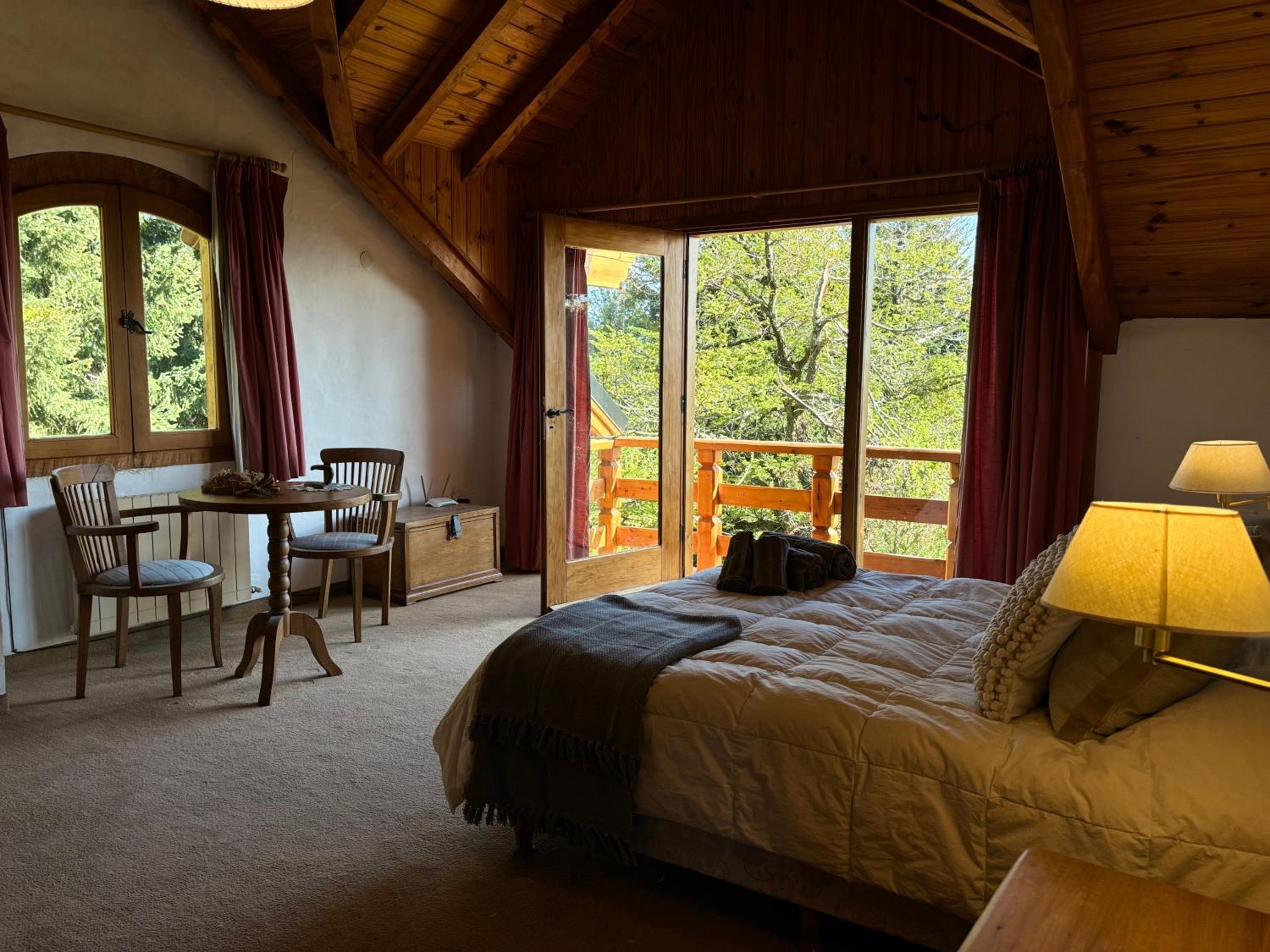 CASA de MONTAÑA CON VISTA AL LAGO