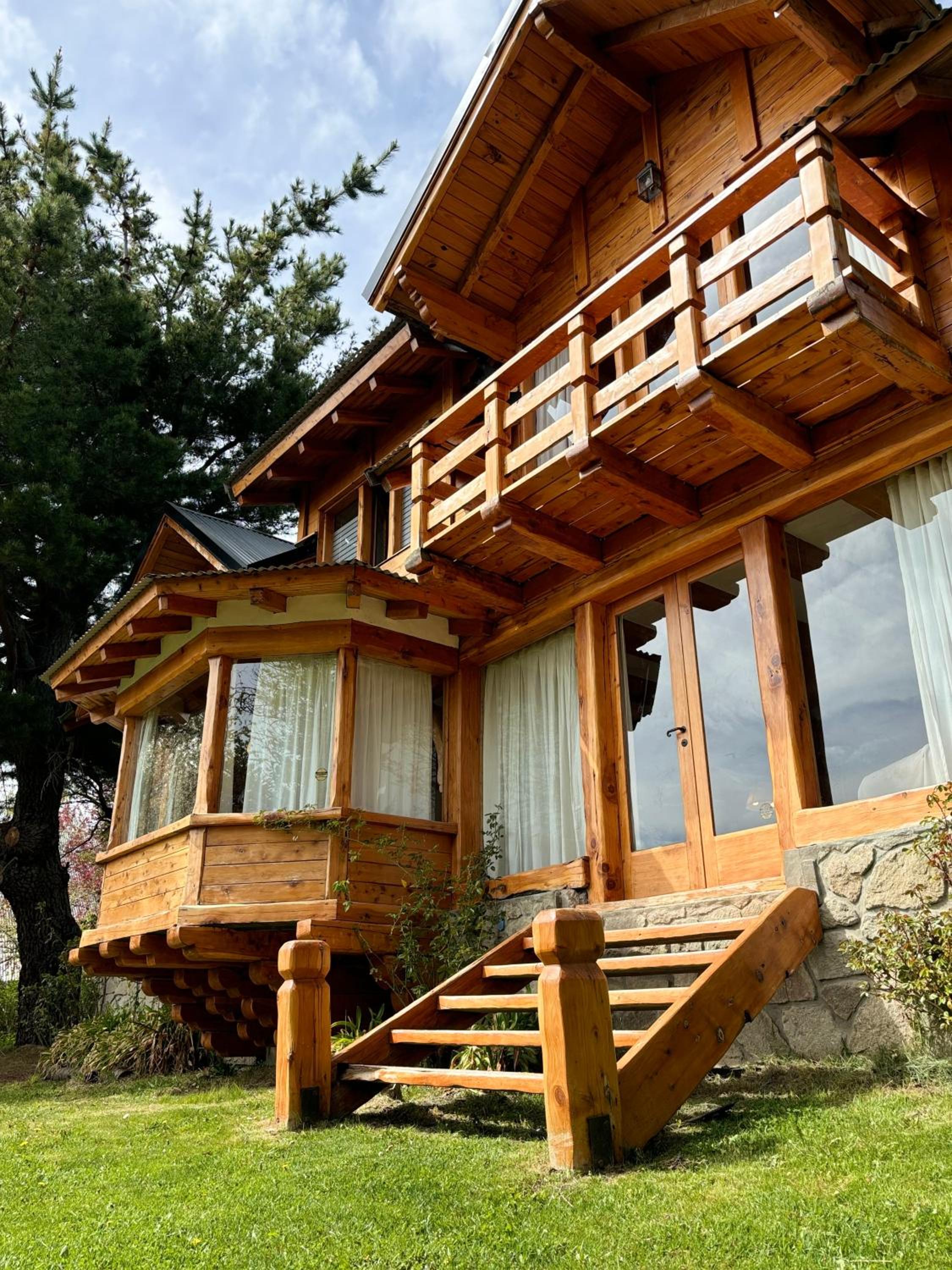 CASA de MONTAÑA CON VISTA AL LAGO