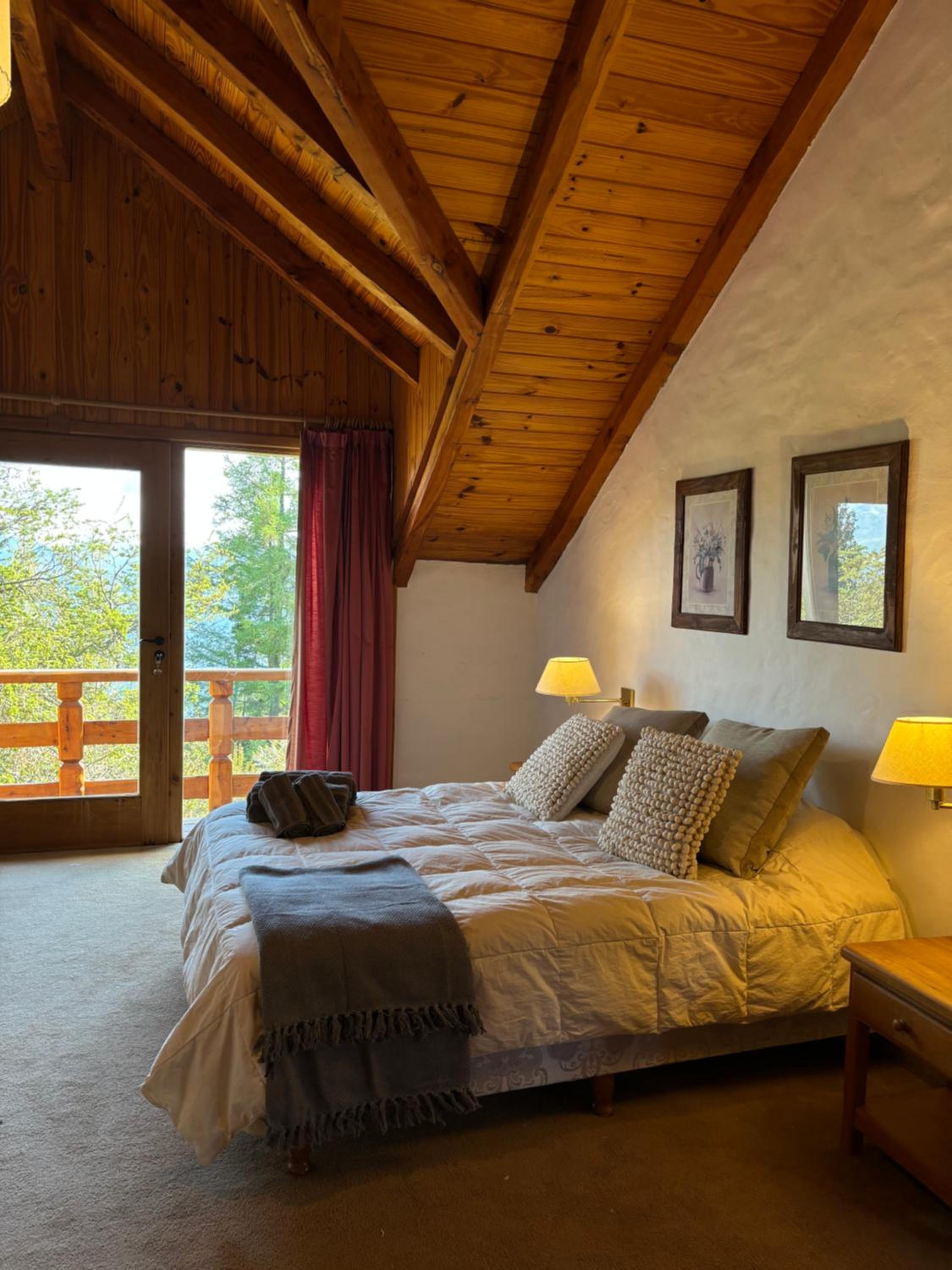 CASA de MONTAÑA CON VISTA AL LAGO