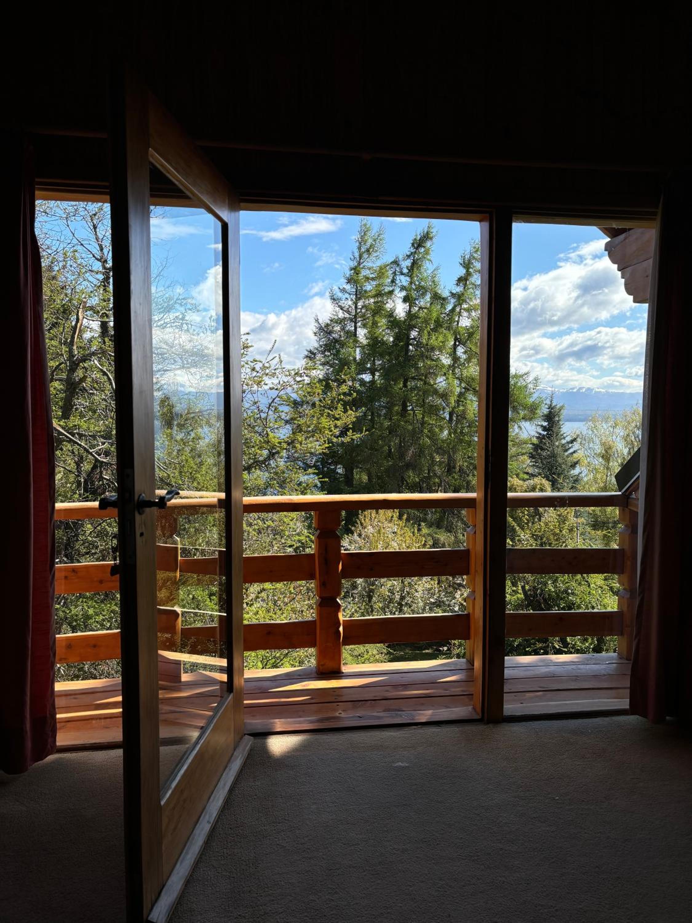 CASA de MONTAÑA CON VISTA AL LAGO