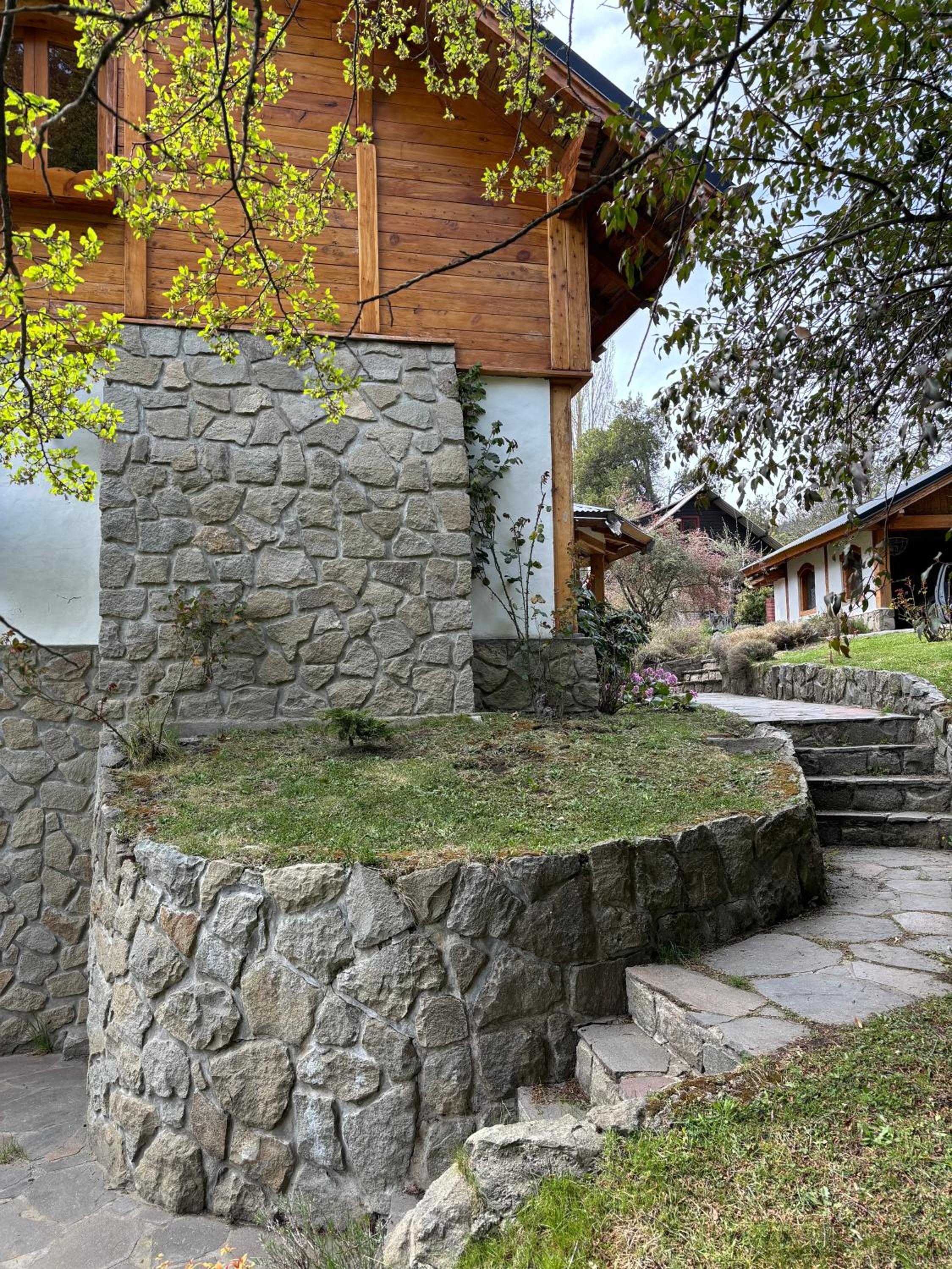 CASA de MONTAÑA CON VISTA AL LAGO