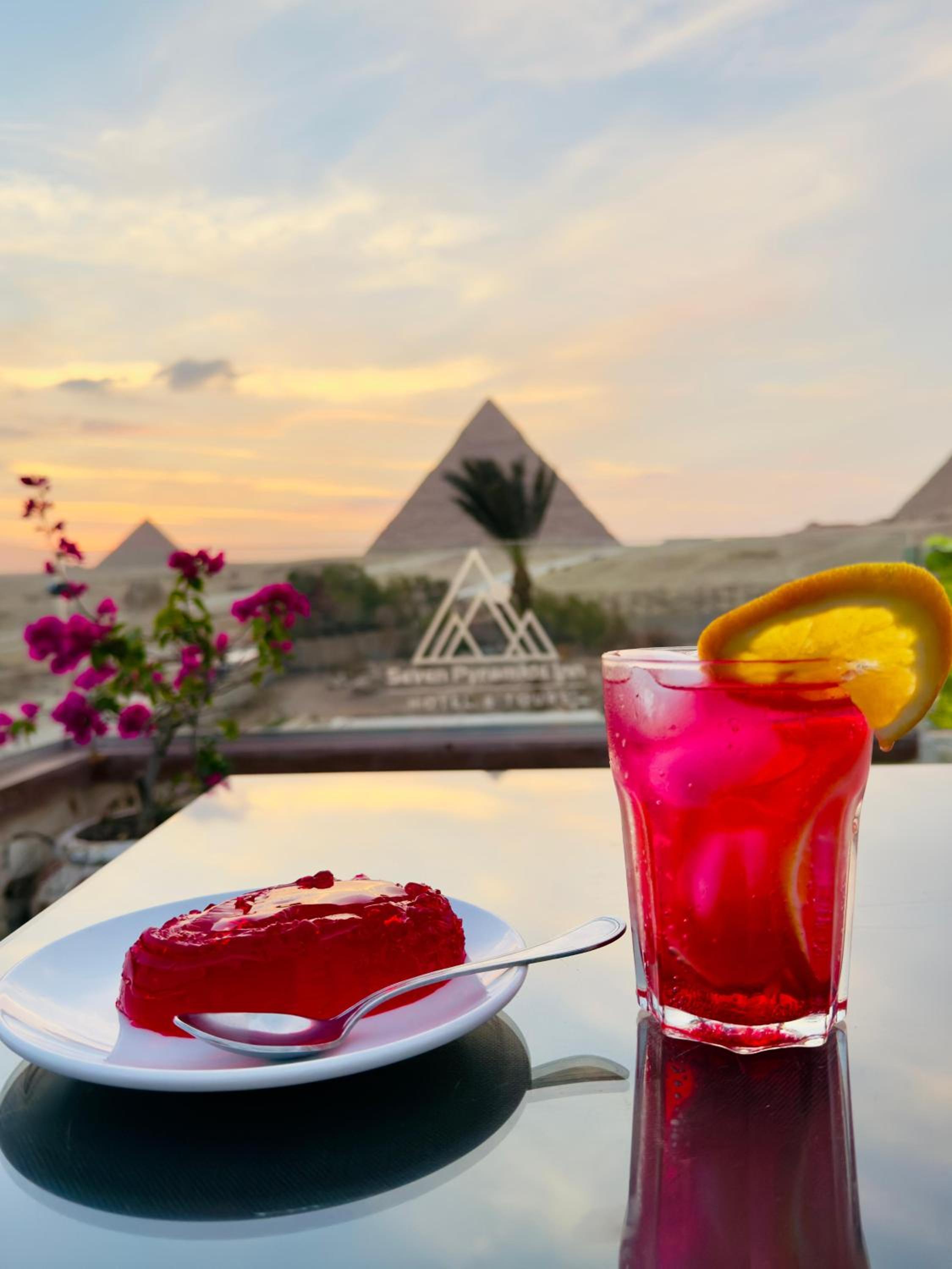 Seven Pyramids View Inn - Rooftop Breakfast