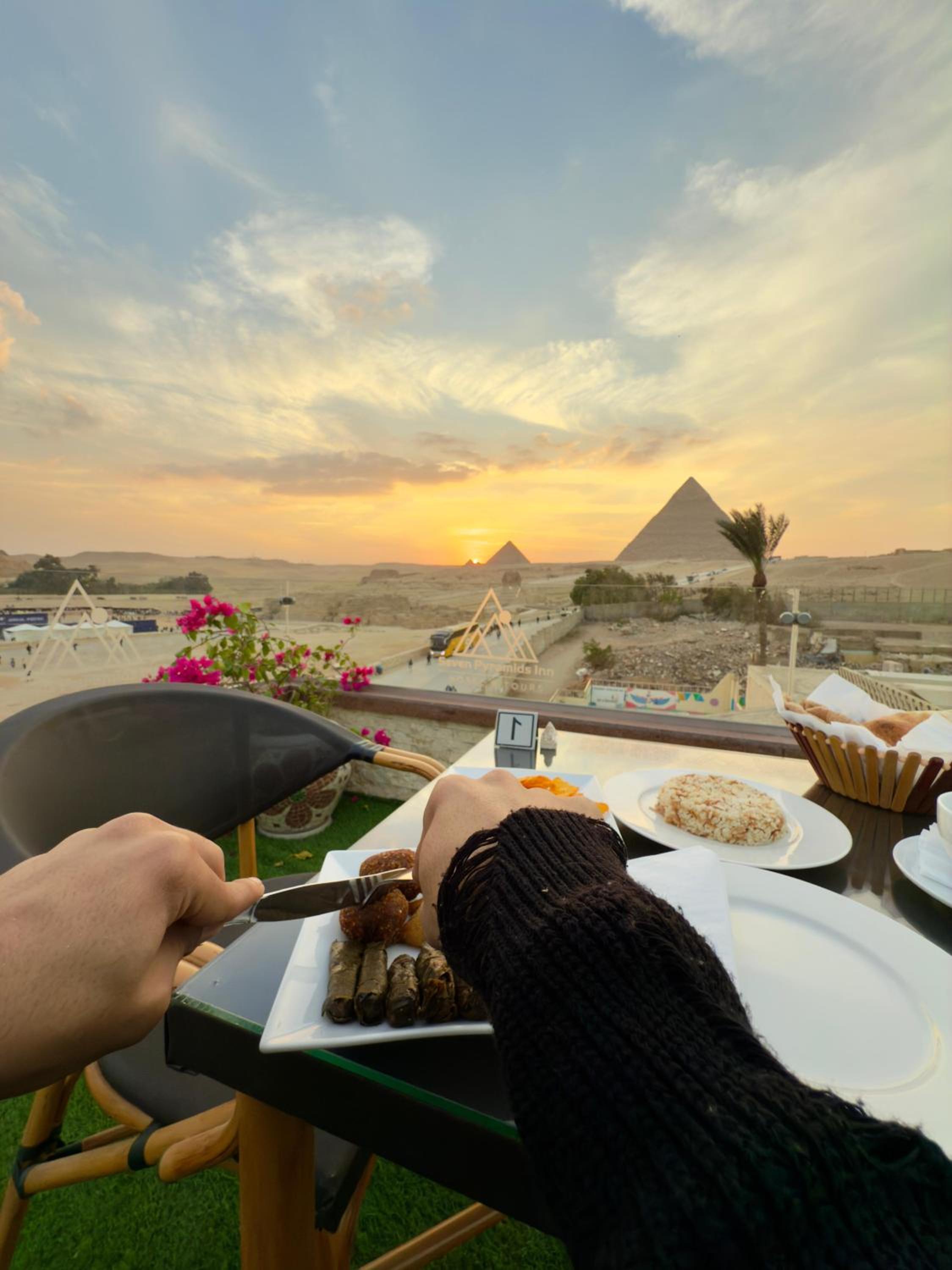 Seven Pyramids View Inn - Rooftop Breakfast