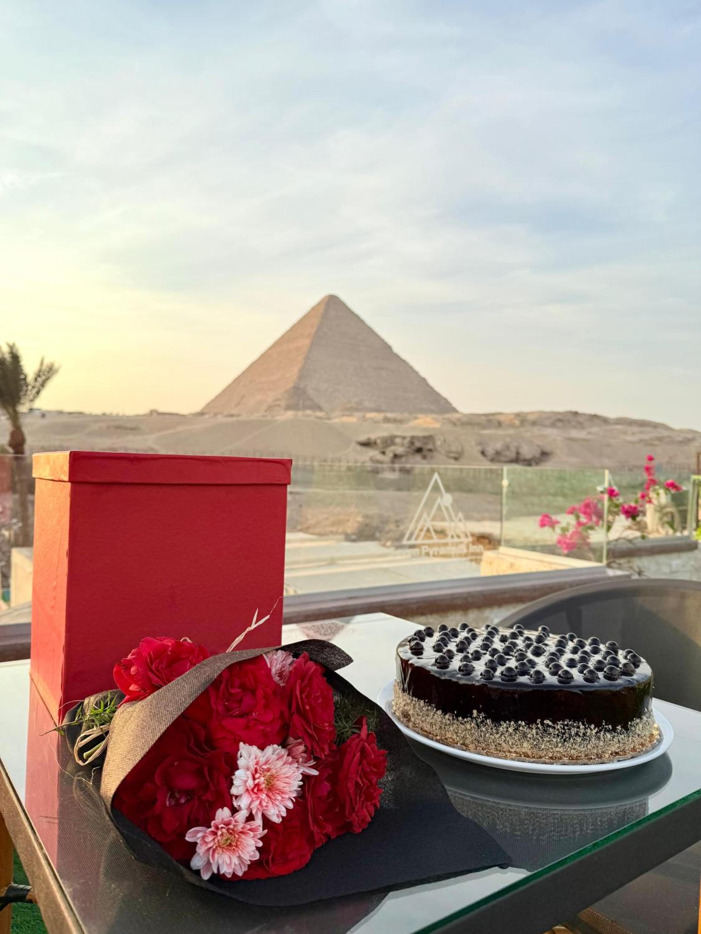 Seven Pyramids View Inn - Rooftop Breakfast