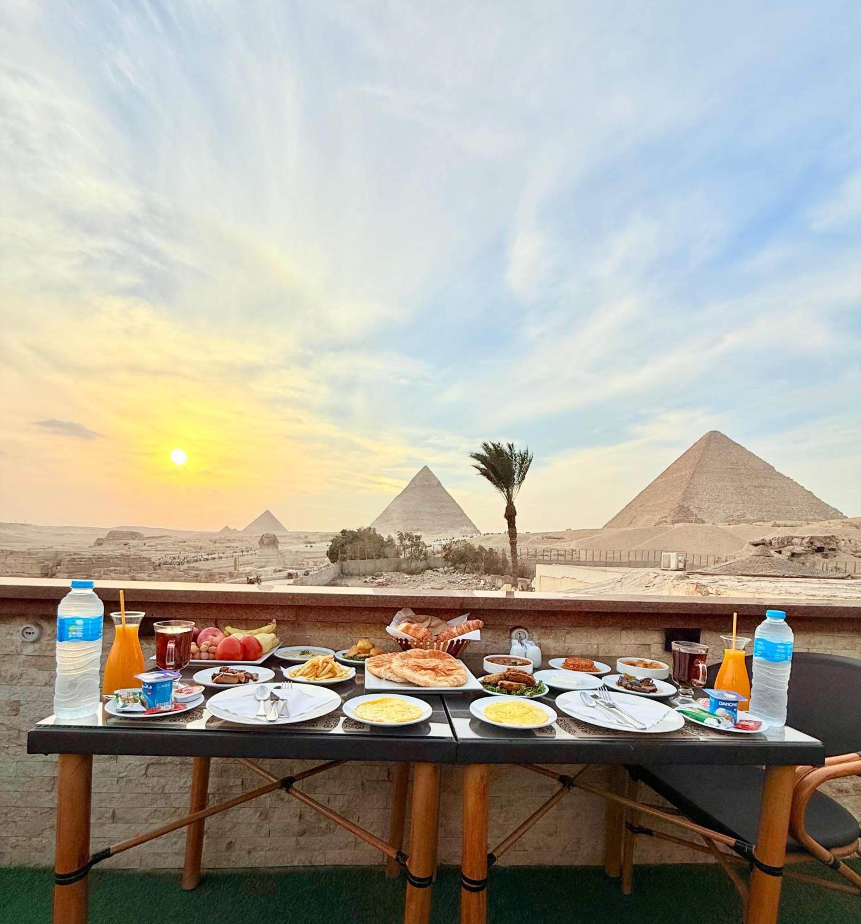 Seven Pyramids View Inn - Rooftop Breakfast