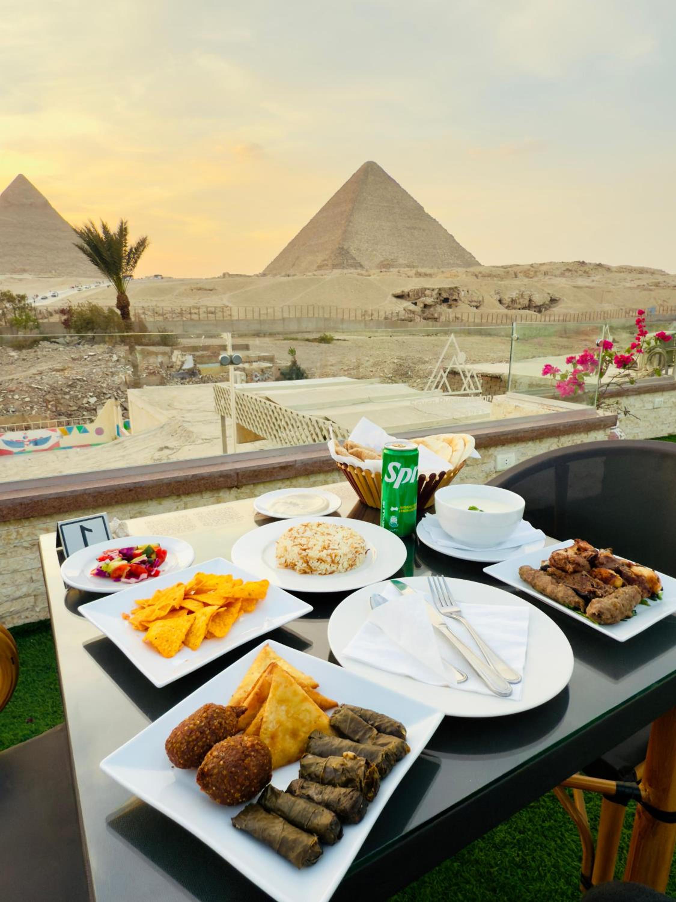 Seven Pyramids View Inn - Rooftop Breakfast