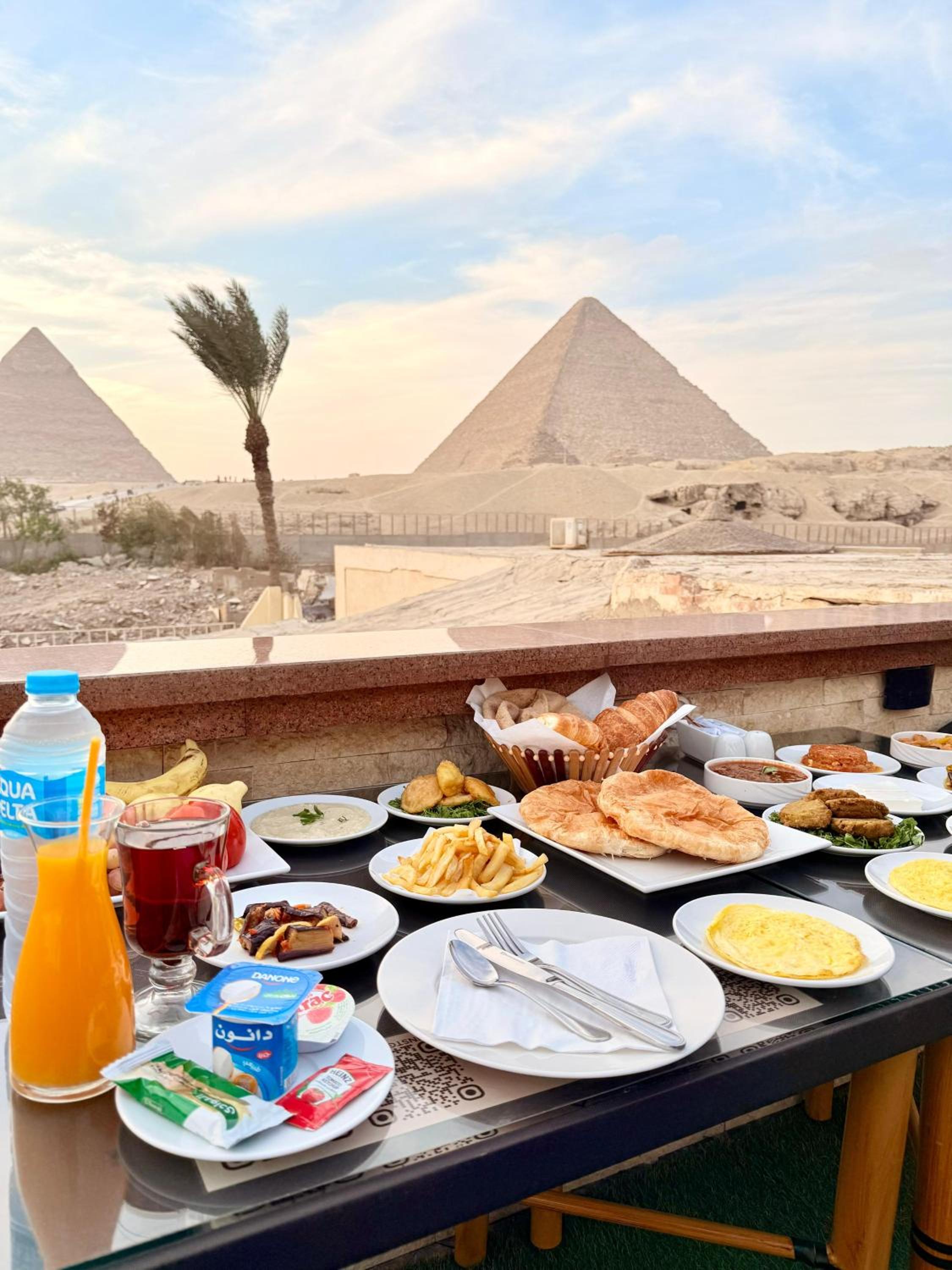 Seven Pyramids View Inn - Rooftop Breakfast