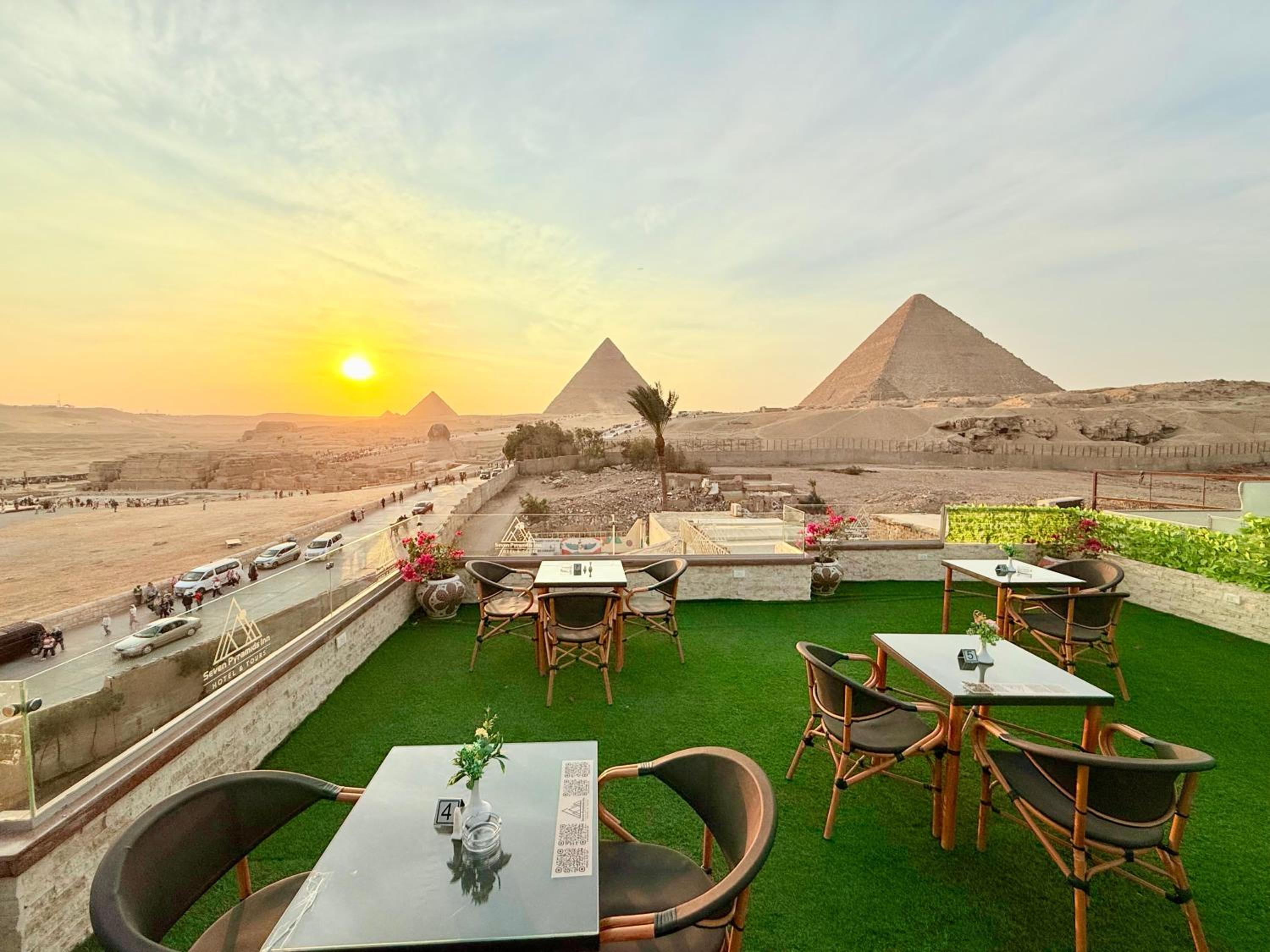 Seven Pyramids View Inn - Rooftop Breakfast