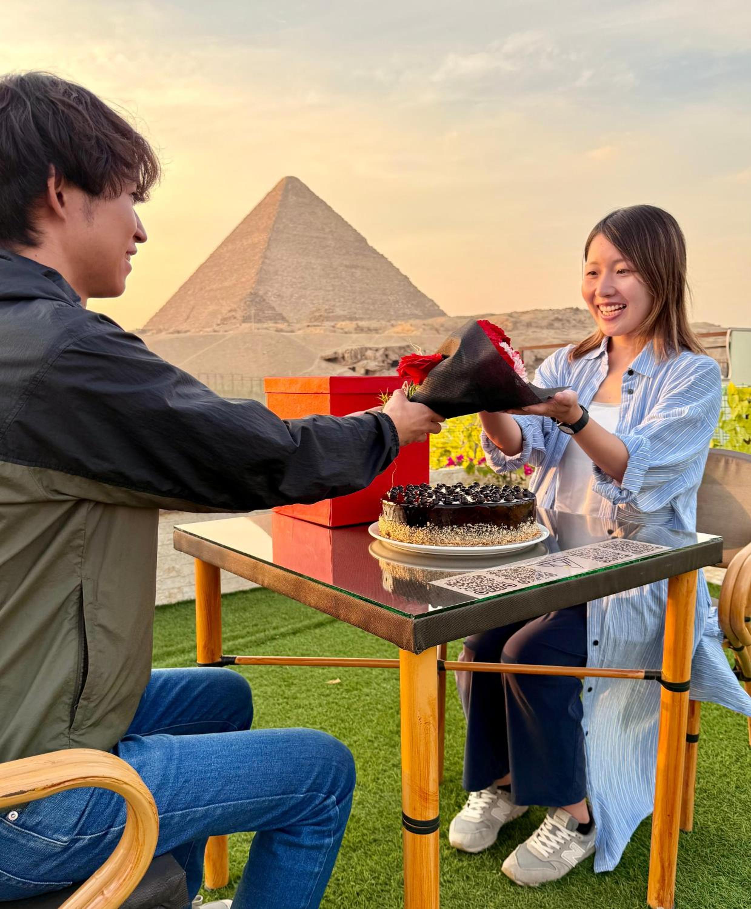 Seven Pyramids View Inn - Rooftop Breakfast