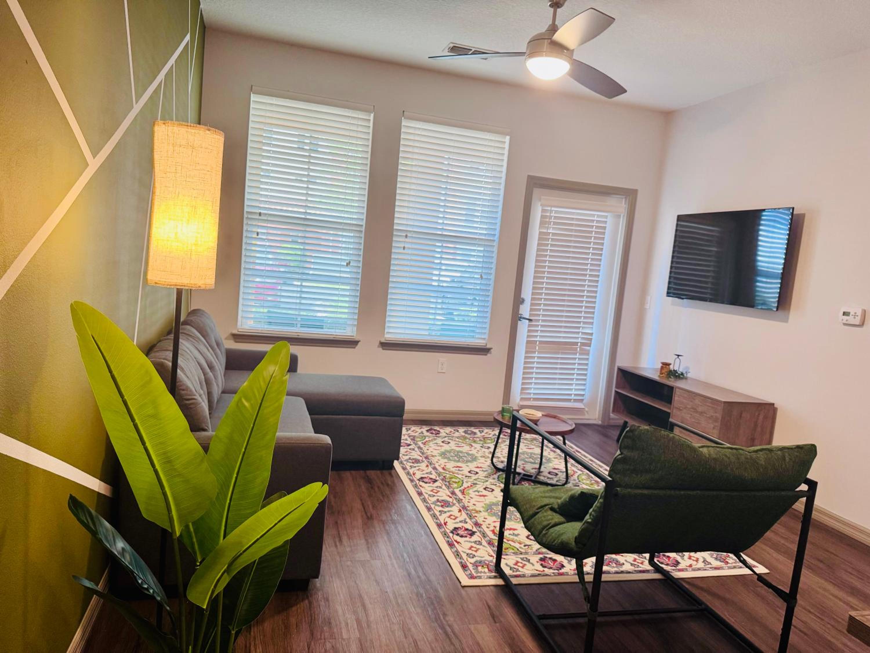 Perfect King Bed, Pet-Friendly, 15 Min to Disney view 4