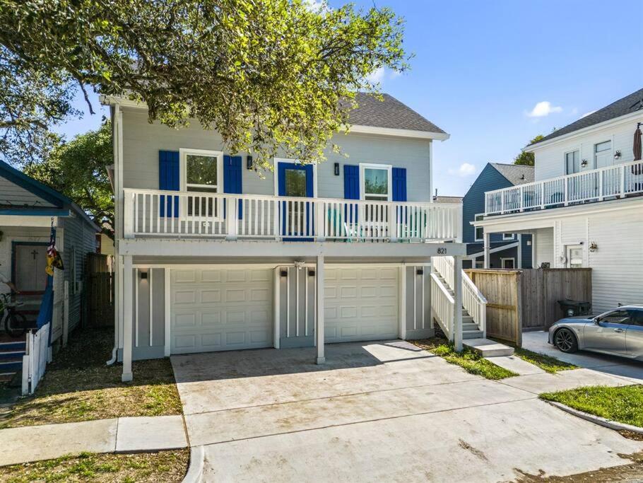 Galveston Retreat-Walk to Beach, Dog-Friendly Yard