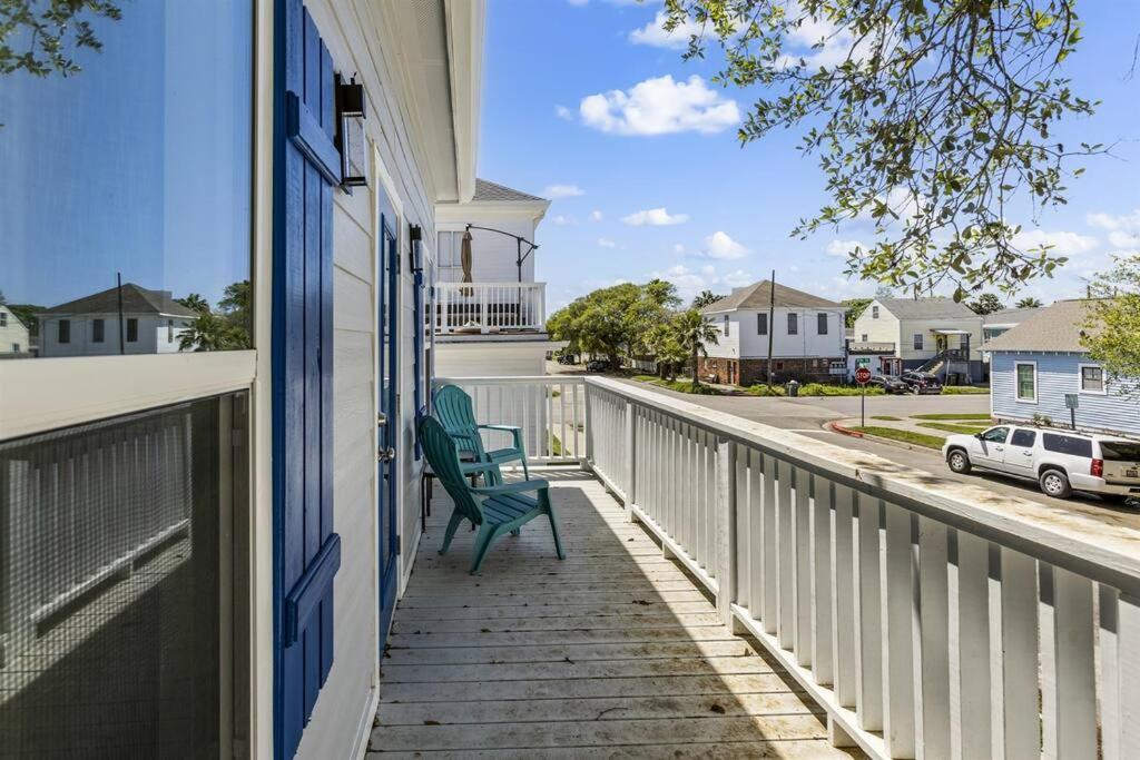 Galveston Retreat-Walk to Beach, Dog-Friendly Yard