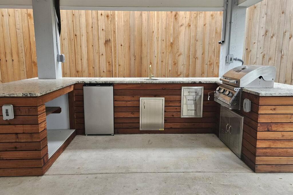 Galveston Retreat-Walk to Beach, Dog-Friendly Yard