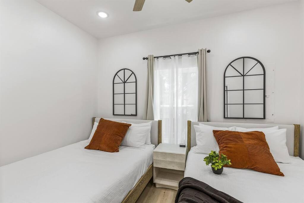 4BR Sleeps 12 Walk to Beach Pool Yard Dogs New 2023 Build