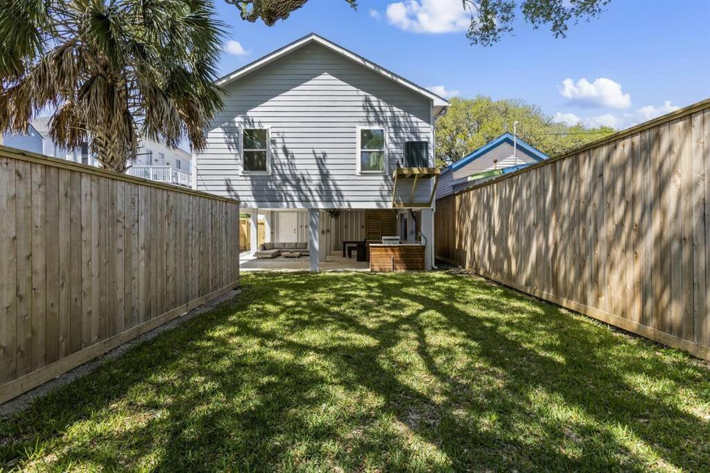 4BR Sleeps 12 Walk to Beach Pool Yard Dogs New 2023 Build