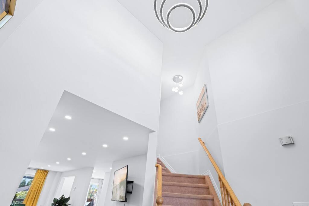 Peaceful - 4 bdrm home with fast WIFI free parking