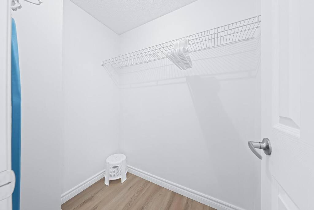 Peaceful - 4 bdrm home with fast WIFI free parking